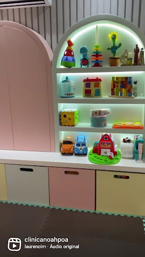 Recursos lúdicos organizados em uma sala da Clínica Noah