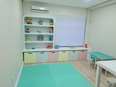 Espaço terapêutico e fachada da Clínica Noah